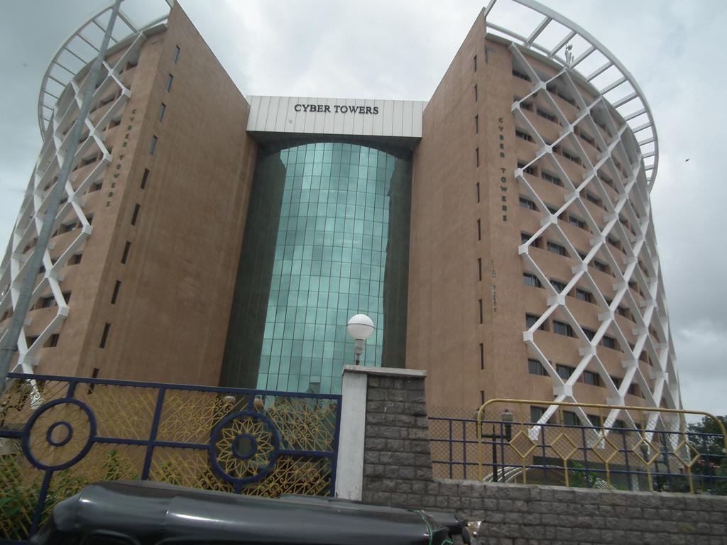 Hitech Shilparamam Guest House Hyderabad Exteriör bild